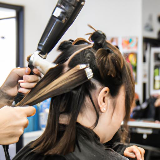 Một bức ảnh trưng bày không gian của một salon tóc với một thợ làm tóc chuyên nghiệp đang cung cấp liệu pháp và chăm sóc cho tóc khô xơ.