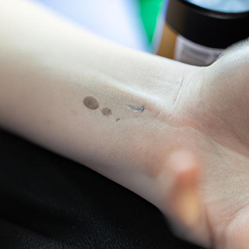 Thử nghiệm nhạy cảm da trước khi sử dụng kem dưỡng da Lulanjina: Thoa một lượng nhỏ kem lên lòng bàn tay và chờ kiểm tra phản ứng da.