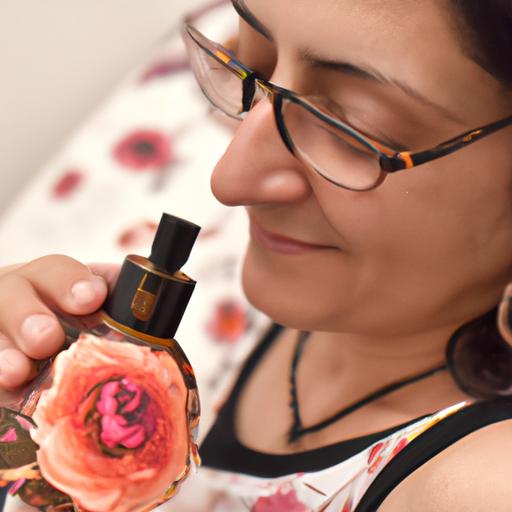 Một phụ nữ đang ngửi mùi nước hoa Montale Rose Musk
